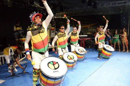 Barreiras Folia 2025 começa com entrega das chaves à Corte Momesca e percussão do Olodum