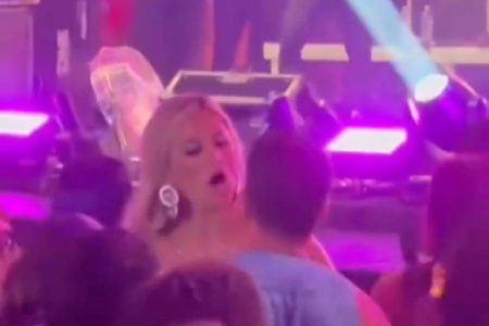 Mulher nocauteia homem que cai desacordado em camarote de Salvador