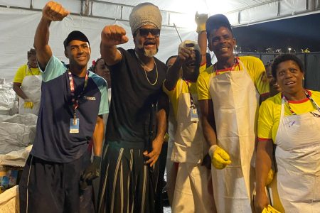 Após show histórico, Carlinhos Brown visita área de reciclagem do Camarote Salvador