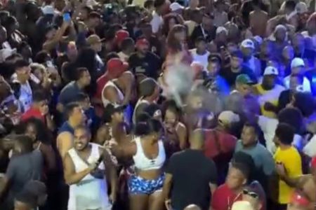 Homem dispara spray de pimenta durante show de Igor Kannário no Carnaval