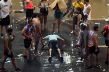 Folião faz flexões debaixo de chuva no Carnaval de Salvador