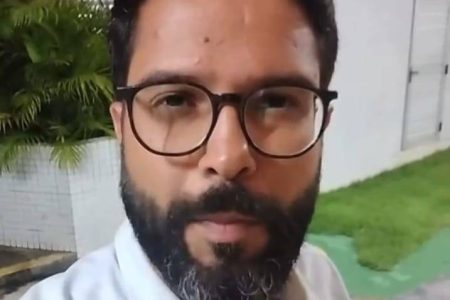 Repórter da TV Bahia se abriga em padaria durante tiroteio ao vivo em Salvador