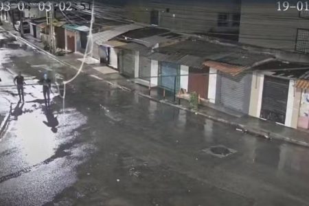 Câmera de segurança mostra chegada de grupo armado do CV em Fazenda Coutos