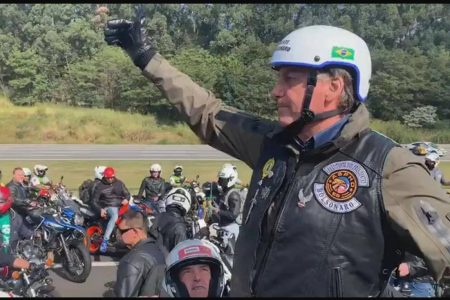 Bolsonaro lança coleção de capacetes