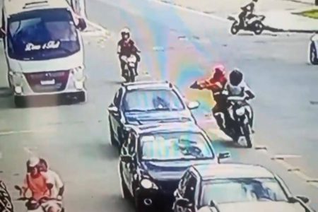 Homem é executado a tiros em avenida movimentada na Bahia Homem é executado a tiros em avenida movimentada na Bahia