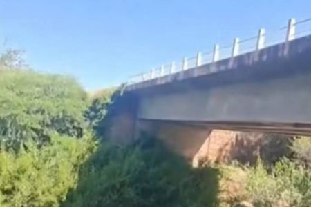 Três pessoas morrem após carro cair de ponte no sudoeste da Bahia