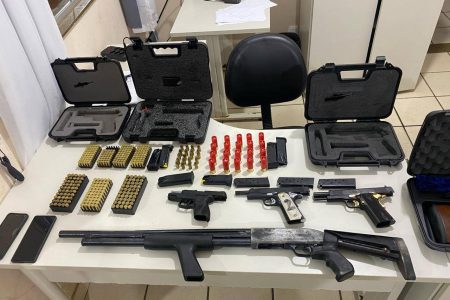 Seis armas de fogo e dois homens são presos em Nova Viçosa