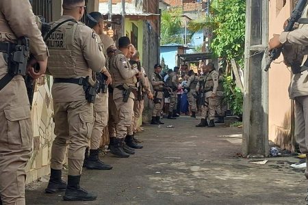 Reféns são liberados no bairro do Arenoso após 2h de negociação; Cinco suspeitos foram presos