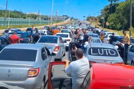 “Uber não quer morrer”: Motoristas de aplicativo protestam após colega ser morto em assalto em Salvador