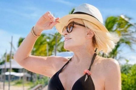 Ana Maria Braga está na Bahia com seu namorado em uma praia paradisíaca