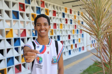 Família de mais de 363 mil estudantes começam a receber o crédito do Bolsa Presença