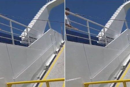 Passageiros ficam presos após falha na rampa de acesso de ferry-boat