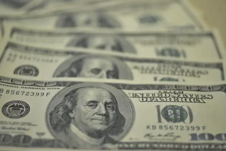 Dólar opera em alta nesta sexta-feira (19)