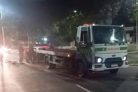 Motorista bate carro em poste no Vale de Nazaré e logo depois foge do local