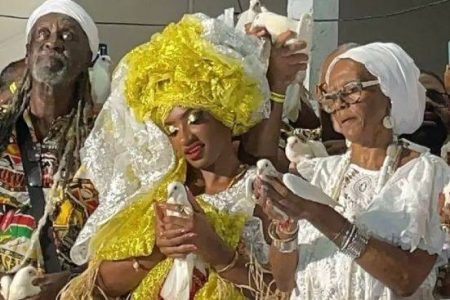 Ritual de fé e ancestralidade marca a saída do Bloco Ilê Aiyê