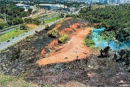 Incêndio atinge região da Avenida Paralela em Salvador na manhã desta quinta-feira (13) Incêndio atinge região da Avenida Paralela em Salvador na manhã desta quinta-feira (13)
