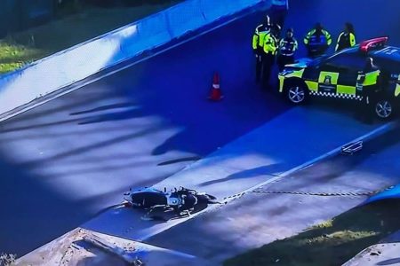 Motociclista morre após colisão e veículo cai em faixa exclusiva do BRT
