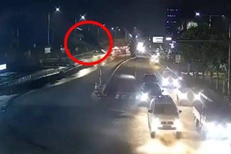 Motorista cai de ponte inacabada na Indonésia após seguir rota do GPS Motorista cai de ponte inacabada na Indonésia após seguir rota do GPS
