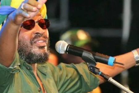 Edson Gomes é internado em UTI na Bahia após passar mal depois de show em Salvador
