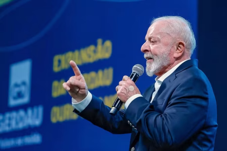 “Esse país não pode ser eternamente pobre, eternamente vivendo de Bolsa Família”, diz Lula “Esse país não pode ser eternamente pobre, eternamente vivendo de Bolsa Família”, diz Lula