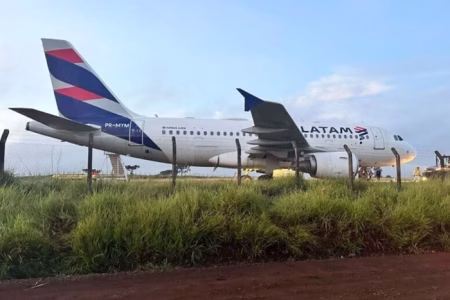 Avião da Latam sai da pista ao pousar em Chapecó; aeroporto segue fechado