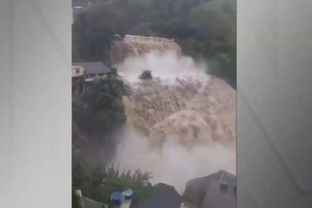 Petrópolis registra volume de chuva 50% acima do previsto e forma ‘cachoeira urbana’; assista