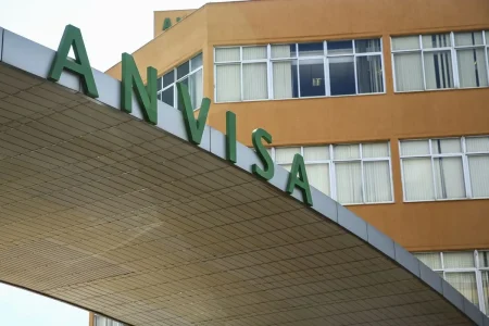 Anvisa mapeia laboratórios com tecnologia para detectar metanol em amostras de sangue Anvisa mapeia laboratórios com tecnologia para detectar metanol em amostras de sangue