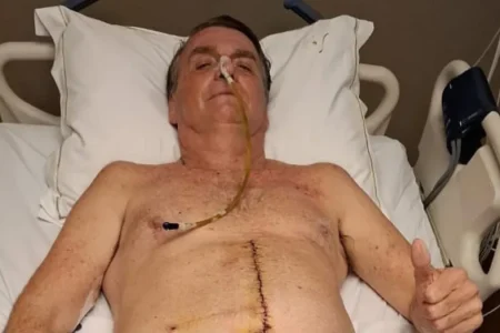 Internado, Bolsonaro apresenta melhora; ex-primeira dama pede corrente de oração