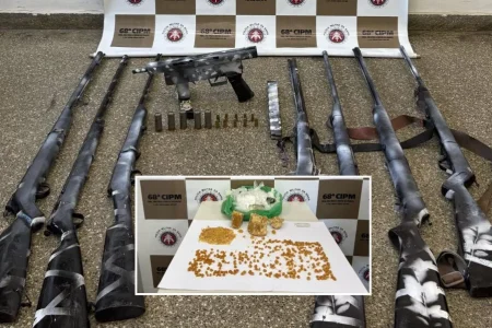 Polícia encontra metralhadora, espingardas e drogas em área de criminosos em Ilhéus