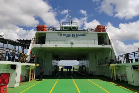 Início do feriadão tem espera de até 4 horas no ferry-boat de Salvador
