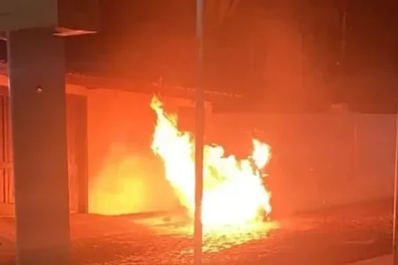 Carro do prefeito de Botuporã é incendiado durante a madrugada; suspeito ainda não foi identificado