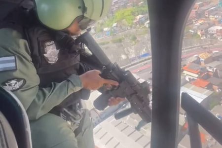 Grupamento aéreo da PM sobrevoa área do Lobato após ataque do CV