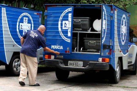 Homem é encontrado morto com o corpo enrolado em fita adesiva em Pernambués Homem é encontrado morto com o corpo enrolado em fita adesiva em Pernambués