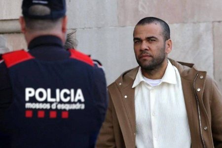 Daniel Alves recupera passaportes e está livre para deixar a Espanha Daniel Alves recupera passaportes e está livre para deixar a Espanha