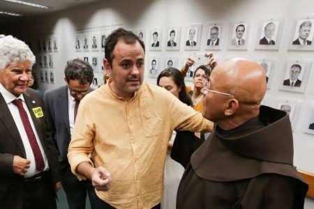 Glauber Braga encerra greve após garantir prazo para defesa