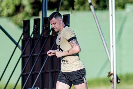 Renato Kayzer recusa propostas do Vitória e futuro no clube fica indefinido