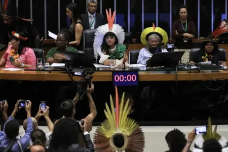 Indígenas lotam Câmara e reforçam defesa da Constituição