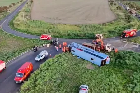 Ônibus tomba na MG-223 e deixa 10 mortos e 36 feridos Ônibus tomba na MG-223 e deixa 10 mortos e 36 feridos