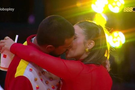 BBB 25: Maike e Renata se beijam em festa