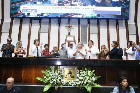 Wanda Chase é homenageada com Título de Cidadã Baiana em sessão emocionante na ALBA