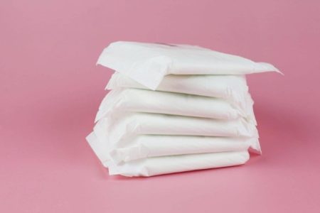 Campanha arrecada absorventes para combater pobreza menstrual em todo o Brasil