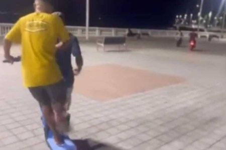 Influenciador atropela homem com patinete na Barra
