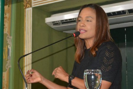 “Está difícil até rezar”: vereadora denuncia assalto dentro de igreja em Salvador