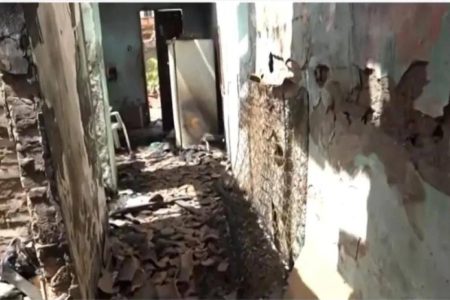Homem coloca fogo em casa com esposa e filhos dentro em Feira de Santana