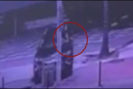 Suspeitos são flagrados arrombando carros em Salvador