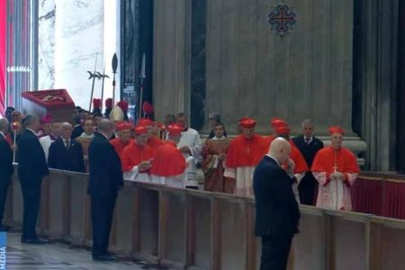 Corpo do Papa Francisco começa a ser velado no Vaticano; fiéis prestam últimas homenagens