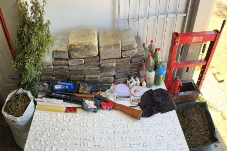 Polícia desarticula laboratório de drogas e prende dois suspeitos em Serra do Ramalho Polícia desarticula laboratório de drogas e prende dois suspeitos em Serra do Ramalho