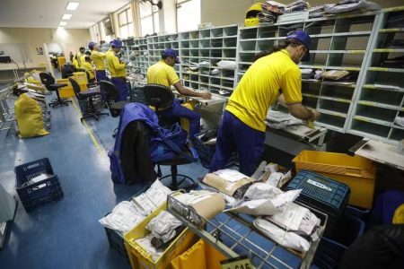 Correios registram prejuízo de R$ 2,2 bilhões causado por ‘taxa das blusinhas’
