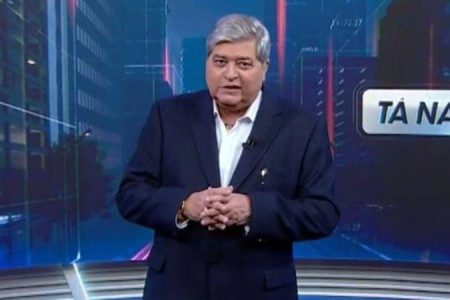 Datena troca nome do programa durante participação no Fofocalizando