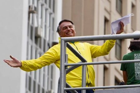Bolsonaro diz em inglês que “pipoqueiro e sorveteiro” foram presos por golpe e critica STF